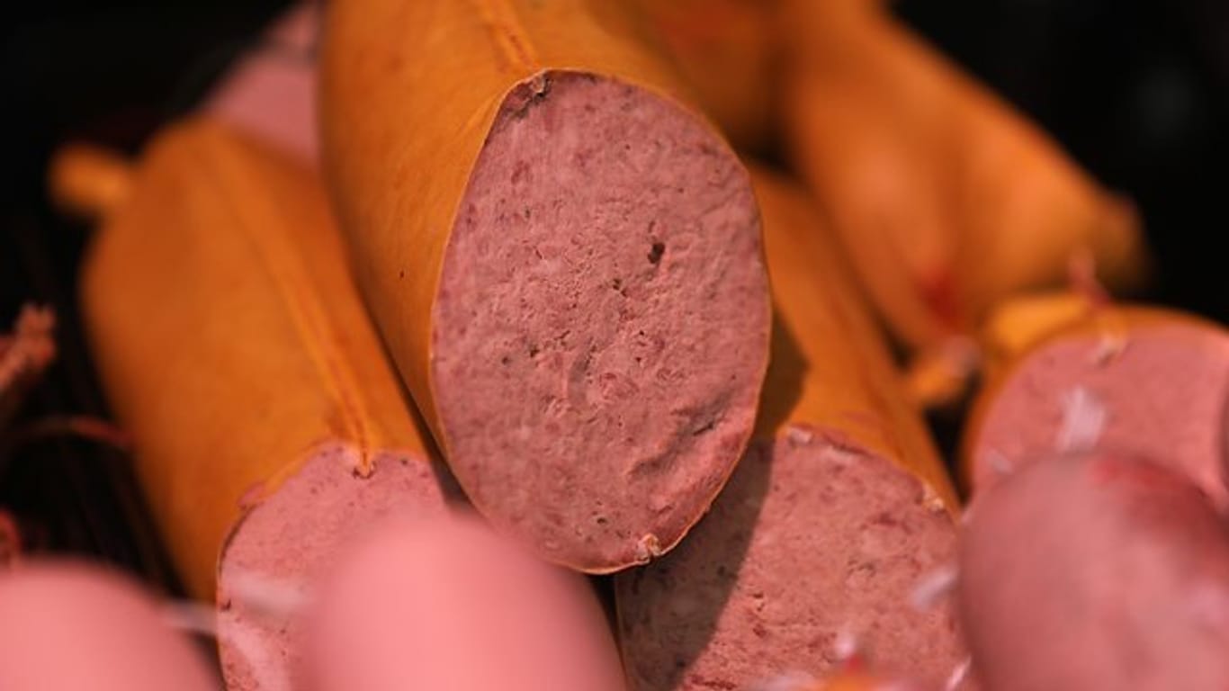Leberwurst liegt in der Auslage: In einer Sorte der Firma Greifen-Fleisch GmbH wurde ein Fremdkörper gefunden. (Symbolbild)