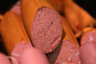 Leberwurst liegt in der Auslage: In einer Sorte der Firma Greifen-Fleisch GmbH wurde ein Fremdkörper gefunden. (Symbolbild)