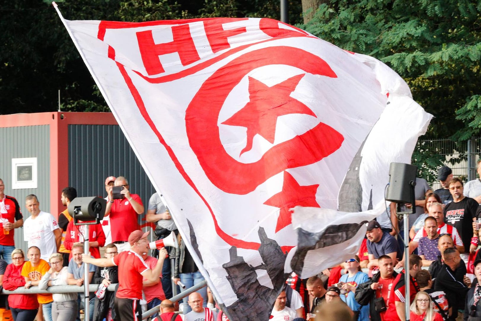 Fans des Halleschen FC während einer Partie ihres Vereins.