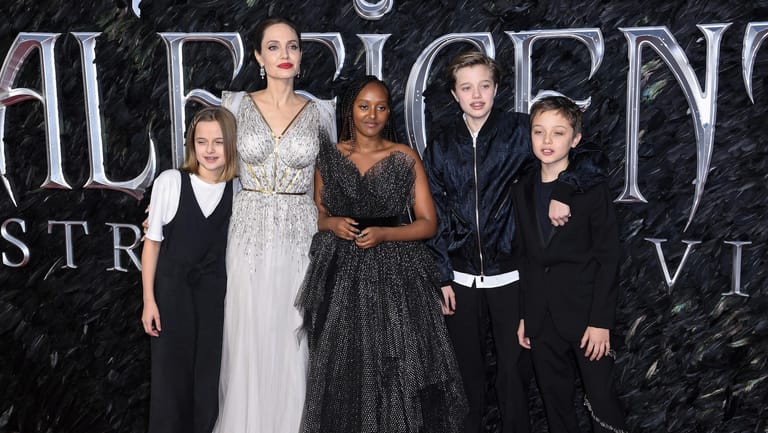 Die Schauspielerin und ihre Kinder: Von links nach rechts sind hier Vivienne Marcheline Jolie-Pitt, Angelina Jolie, Zahara Marley Jolie-Pitt, Shiloh Nouvel Jolie-Pitt and Knox Jolie-Pitt zu sehen.