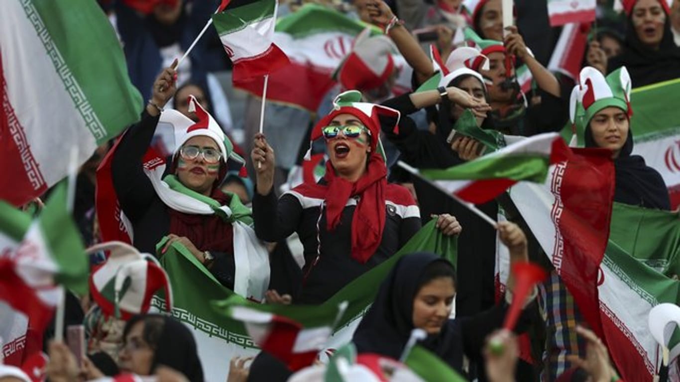 Iranische Frauen feiern auf der Tribüne im Asadi Stadion in Teheran den 14:0-Sieg ihrer Mannschaft.