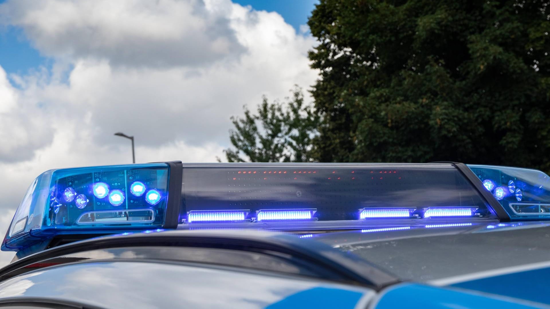 Blaulicht leuchtet auf einem Polizeiwagen: In Essen hat sich ein Unfall zwischen einem Pferd und einem Mofafahrer ereignet. Blaulicht leuchtet auf einem Polizeiwagen: In Essen hat sich ein Unfall zwischen einem Pferd und einem Mofafahrer ereignet.