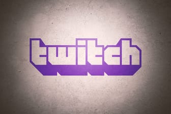 Das Logo von Twitch ist auf einer Wand zu sehen: Die Videoplattform ist vor allem für Gaming-Live-Streams bekannt.