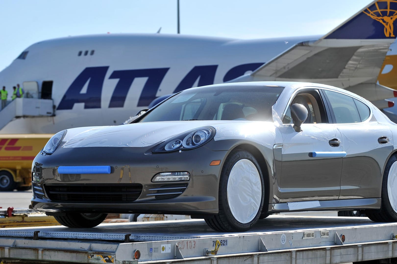 Porsche und Boeing: Die beiden Unternehmen arbeiten zusammen an Elektro-Fluggeräten. Porsche und Boeing: Die beiden Unternehmen arbeiten zusammen an Elektro-Fluggeräten.