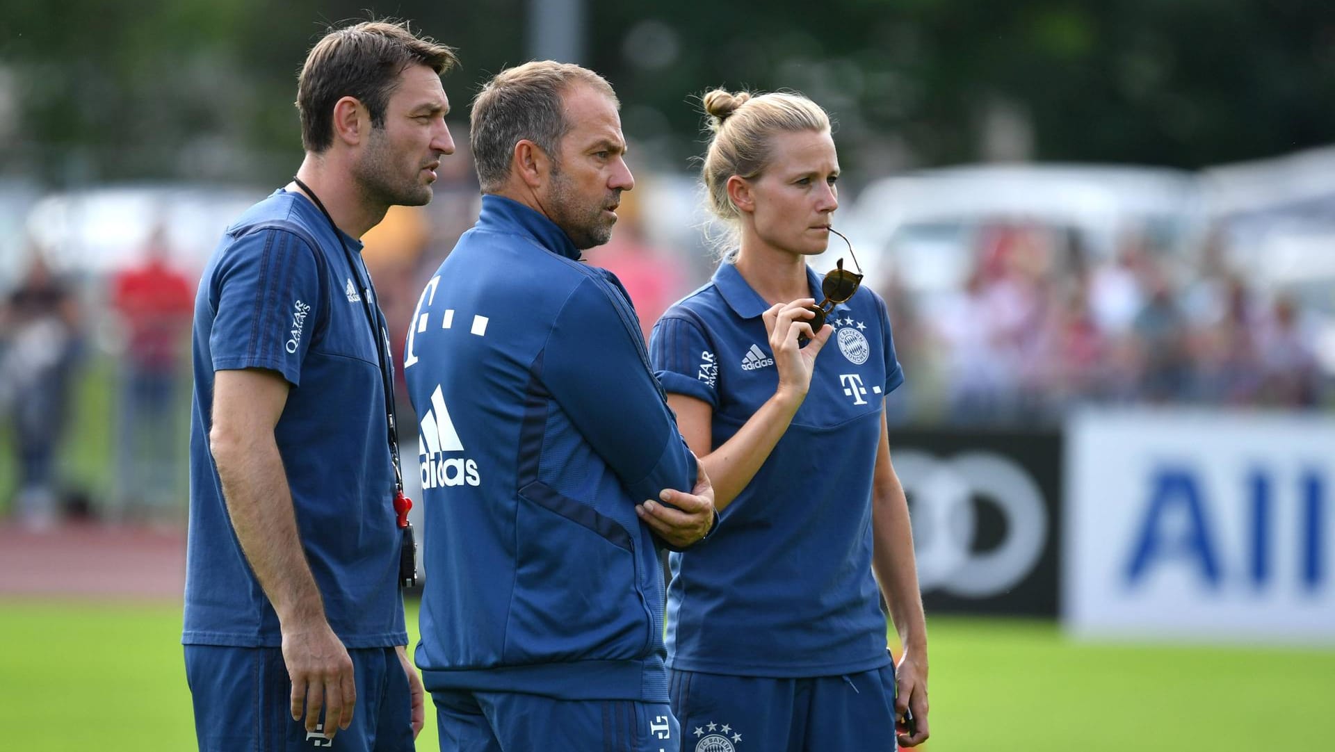 Eine der wenigen Frauen, die bei einem Bundesliga-Verein etwas zu sagen haben: Bayern-Teammanagerin Kathleen Krüger (r.).