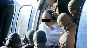 Beamte der Bundespolizei eskortieren den Tatverdächtigen von Halle, Stephan B., in Karlsruhe aus dem Hubschrauber zu einer Anhörung vor der Generalbundesanwaltschaft.