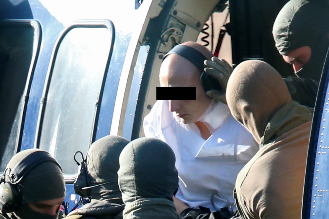 Beamte der Bundespolizei eskortieren den Tatverdächtigen von Halle, Stephan B., in Karlsruhe aus dem Hubschrauber zu einer Anhörung vor der Generalbundesanwaltschaft.