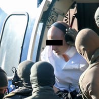 Beamte der Bundespolizei eskortieren den Tatverdächtigen von Halle, Stephan B., in Karlsruhe aus dem Hubschrauber zu einer Anhörung vor der Generalbundesanwaltschaft.