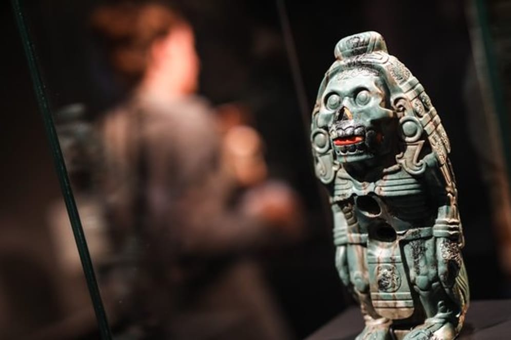 Eine Götterfigur in der Azteken-Ausstellung.