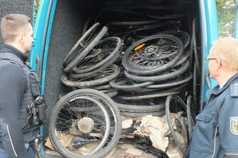 Zerlegte Fahrräder im Laderaum: In der Nähe von Flensburg hat die Bundespolizei 53 gestohlene Räder sichergestellt.