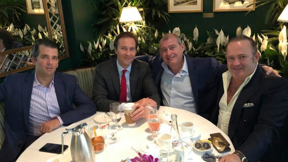 Die Verdächtigen Lev Parnas (2.v.r.) und Igor Fruman (r.) mit Donald Trump Jr. (l.) bei einem Treffen im Mai: Die beiden Männer wurden nun verhaftet.