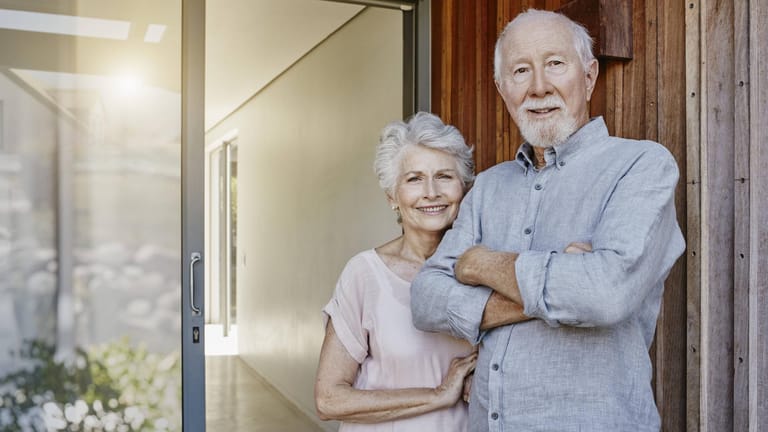 Älteres Ehepaar: Wollen Eigentümer weiter in ihrem Haus wohnen bleiben und dennoch Geld dafür bekommen, können sie über eine Immobilien-Leibrente nachdenken.