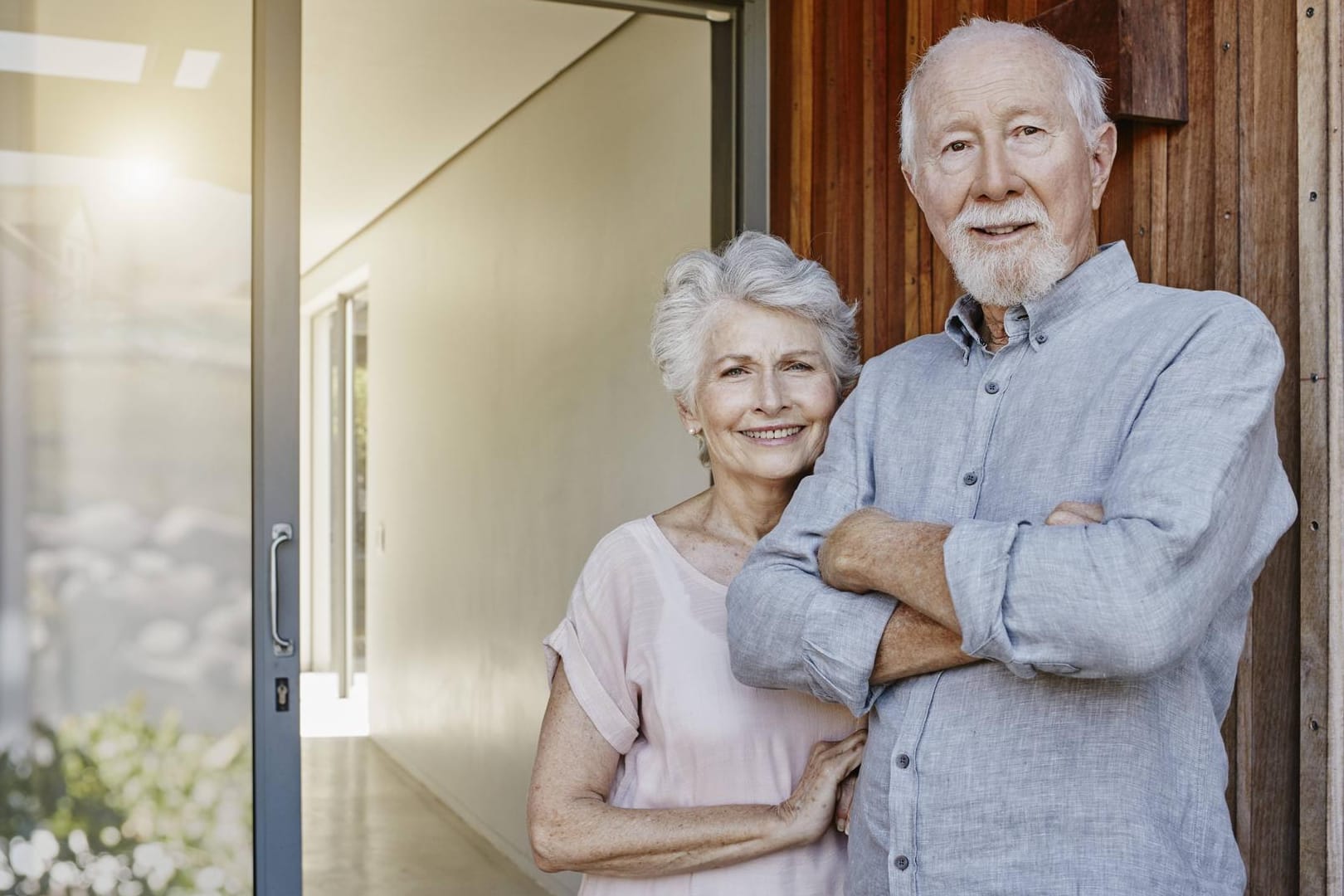 Älteres Ehepaar: Wollen Eigentümer weiter in ihrem Haus wohnen bleiben und dennoch Geld dafür bekommen, können sie über eine Immobilien-Leibrente nachdenken.