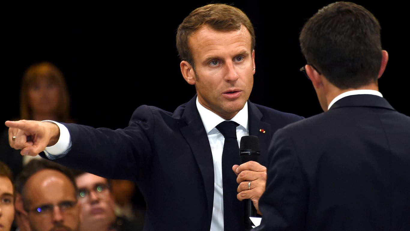 Der französische Präsident Emmanuel Macron hat Ursula von der Leyen für das Scheitern seiner Kandidatin für die EU-Kommission verantwortlich gemacht.