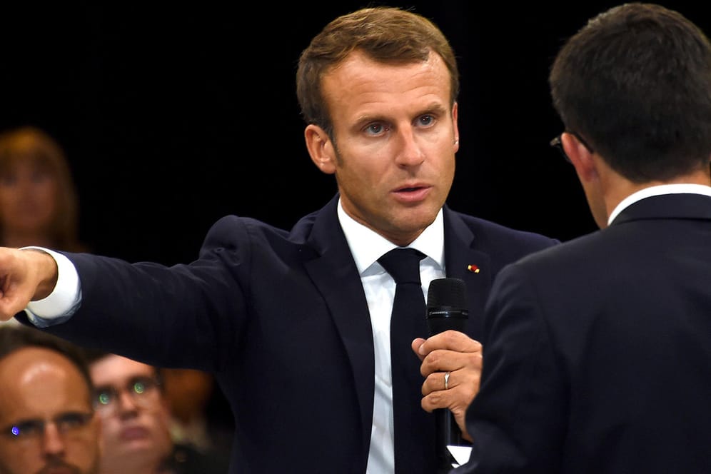 Der französische Präsident Emmanuel Macron hat Ursula von der Leyen für das Scheitern seiner Kandidatin für die EU-Kommission verantwortlich gemacht.