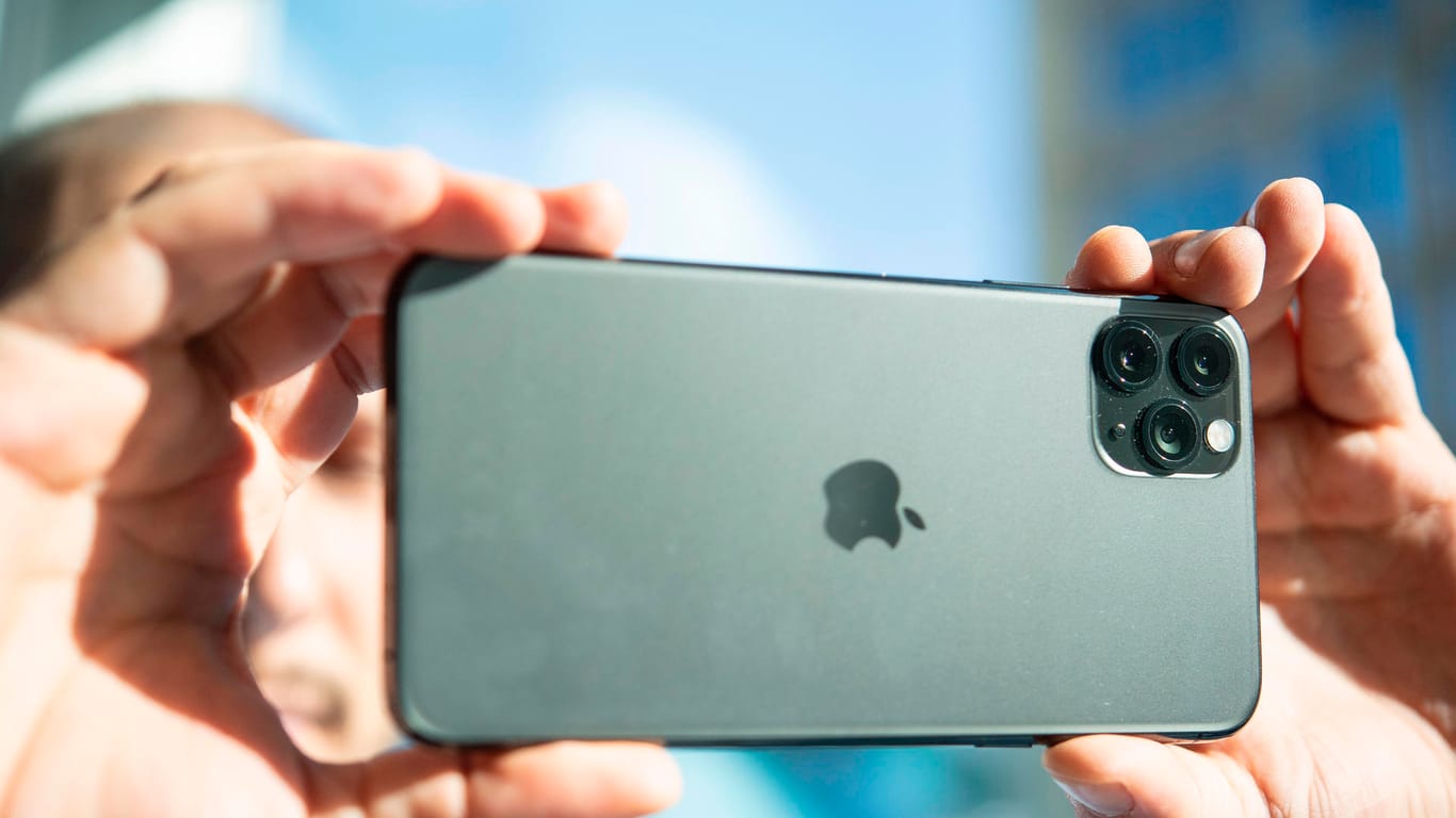 Ein Nutzer fotografiert etwas mit dem iPhone 11 Pro Max: Laut Stiftung Warentest hat das neue iPhone die beste Kamera.