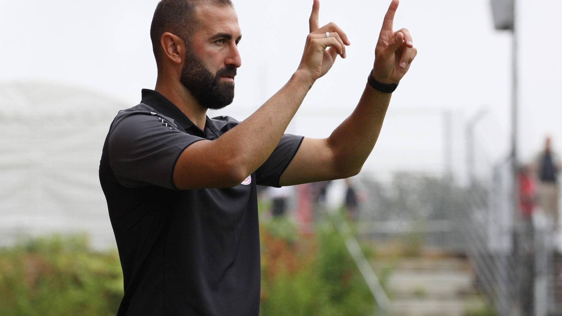 Coach Daniyel Cimen: Am Nachmittag trifft sein Team FC Gießen auf die Eintracht Frankfurt.