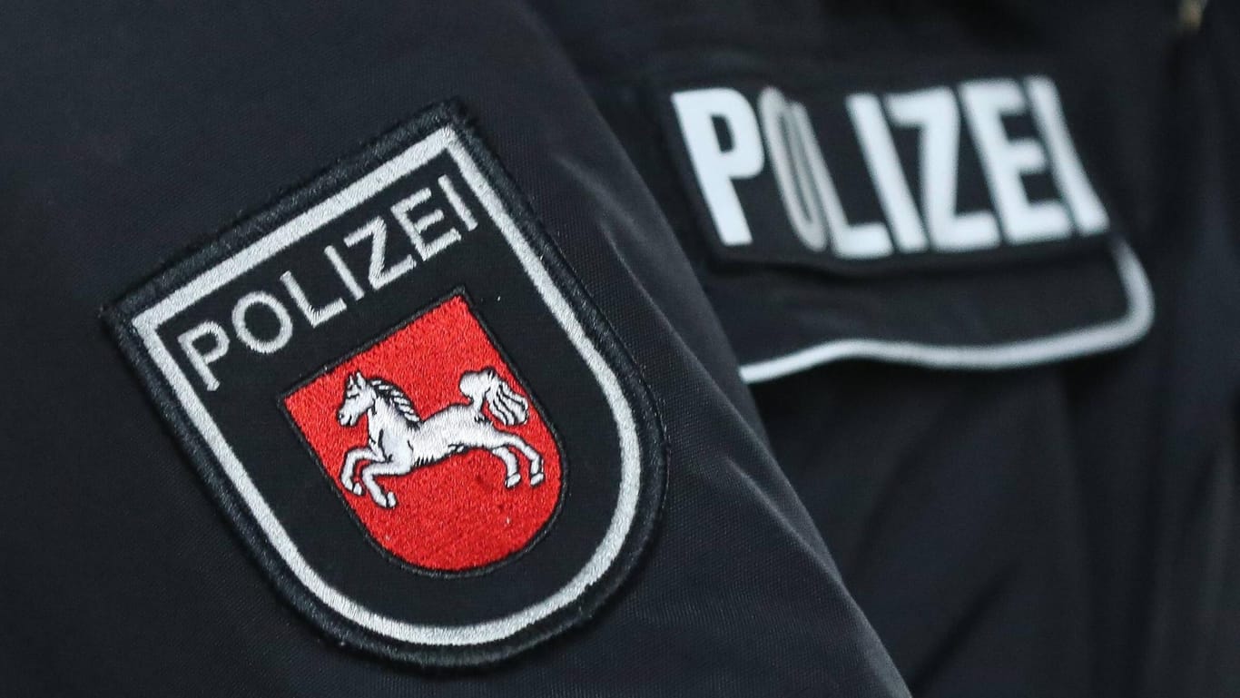 Niedersächsische Polizei: Den Beamten wurde mitgeteilt, dass ein 13-Jähriger eine Auto mit Anhänger fuhr. (Symbolbild)