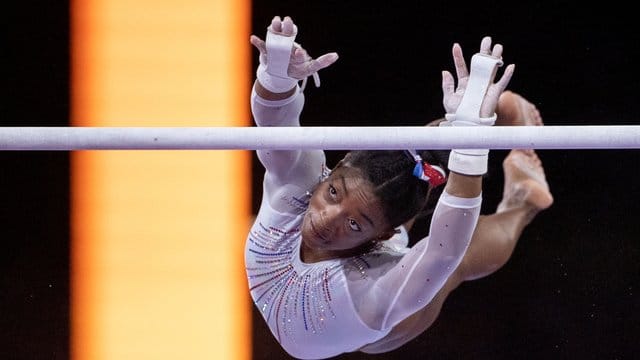 US-Star Simone Biles am Stufenbarren.