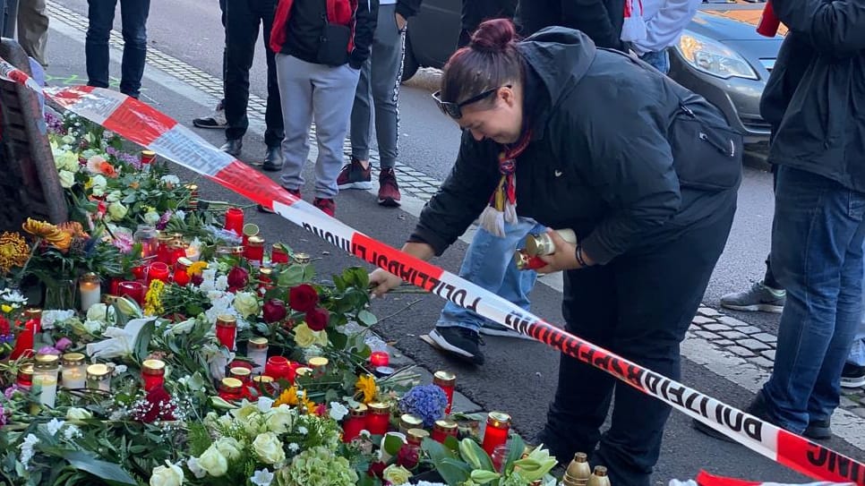 Ein Blumenmeer vor dem Imbiss, in dem ein junger Mann zu Tode kam: Ein Fanclub trauert um einen Freund.