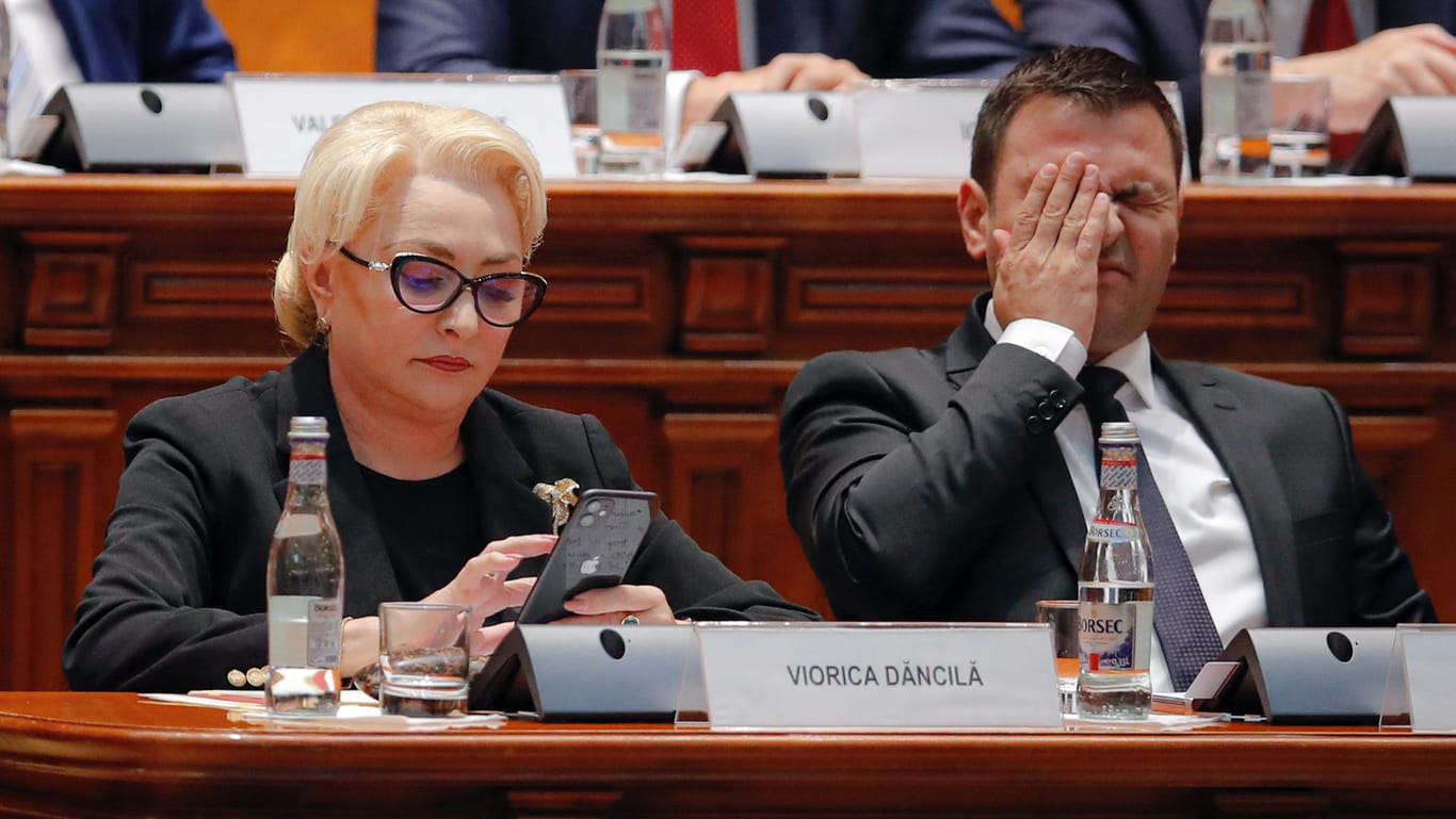 Ministerpräsidentin Viorica Dancila und Vizepräsident Daniel Suciu: Die rumänische Regierung wurde durch ein Misstrauensvotum gestürzt.