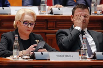 Ministerpräsidentin Viorica Dancila und Vizepräsident Daniel Suciu: Die rumänische Regierung wurde durch ein Misstrauensvotum gestürzt.