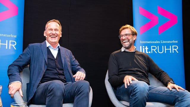 Jürgen Klopp (r) war zu Gast bei der Buchvorstellung von Hans-Joachim Watzke.