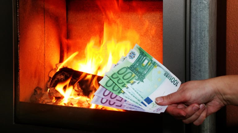 Geldscheine und Feuer: In Arnsberg hat ein Mann aus Versehen das Ersparte seines Freundes verbrannt. (Symbolbild)