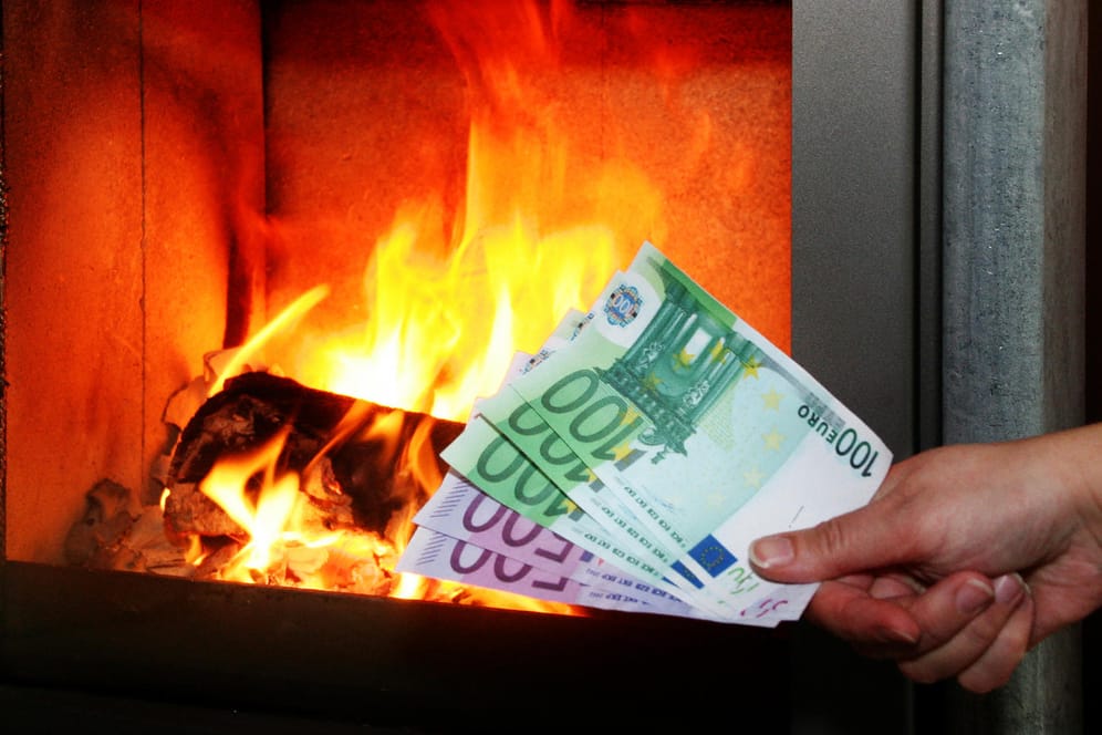 Geldscheine und Feuer: In Arnsberg hat ein Mann aus Versehen das Ersparte seines Freundes verbrannt. (Symbolbild)