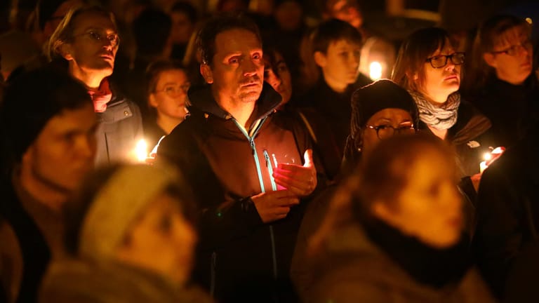 Trauernde Menschen in Halle: In der Stadt herrscht nach dem Anschlag Sprachlosigkeit.