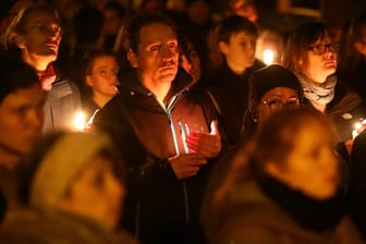 Trauernde Menschen in Halle: In der Stadt herrscht nach dem Anschlag Sprachlosigkeit.