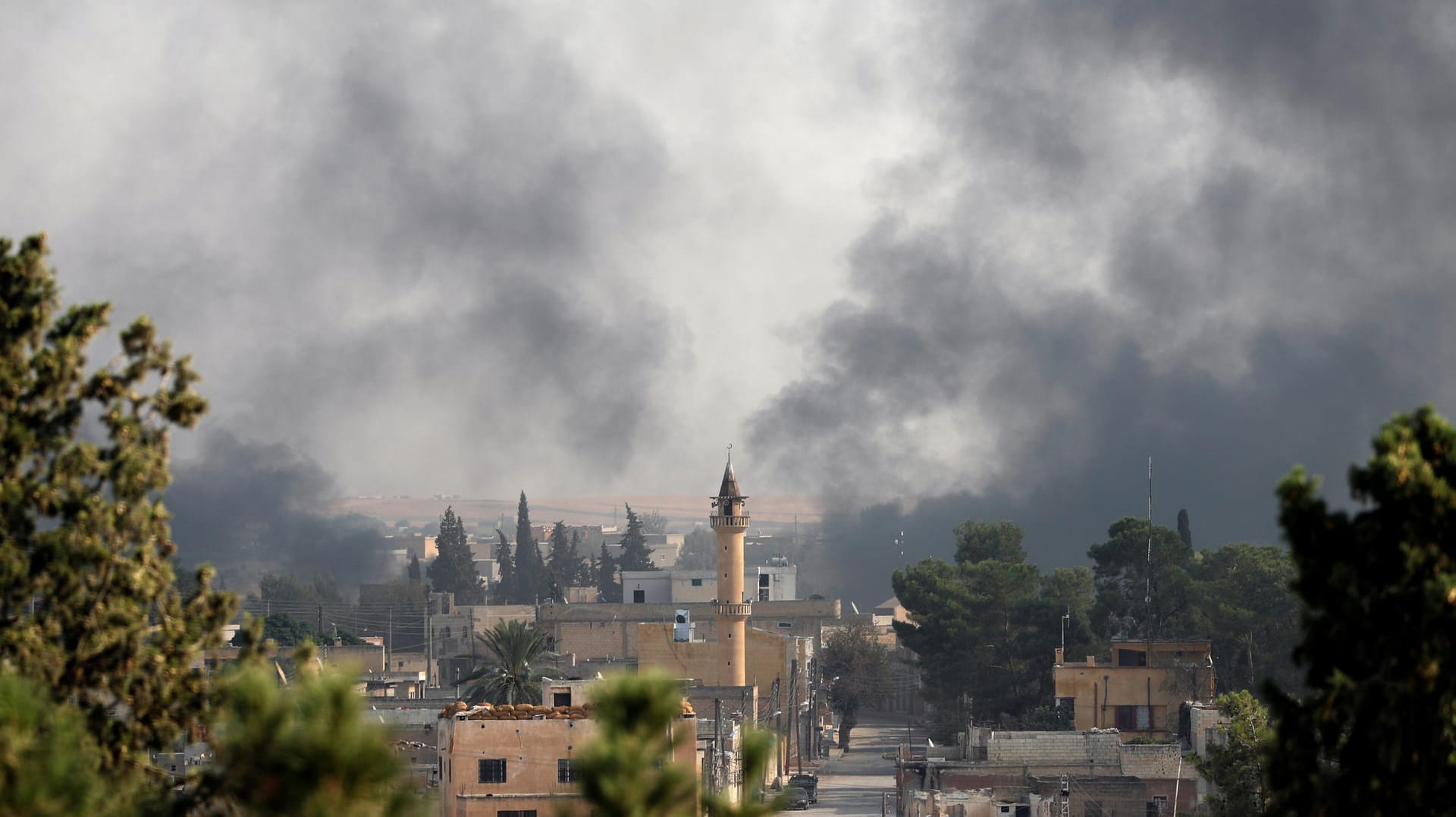 Der syrische Grenzort Tel Abyad: Rauch über der Stadt.