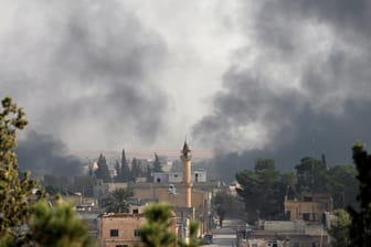 Der syrische Grenzort Tel Abyad: Rauch über der Stadt.