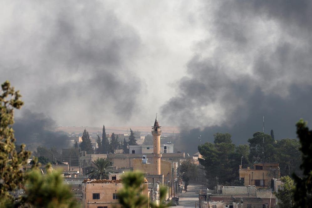 Der syrische Grenzort Tel Abyad: Rauch über der Stadt.