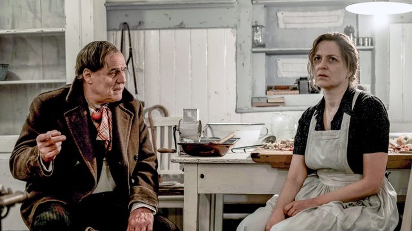 Wirt Pankraz (Josef Bierbichler), ein traumatisierter Kriegsrückkehrer, mit seiner Frau (Martina Gedeck).