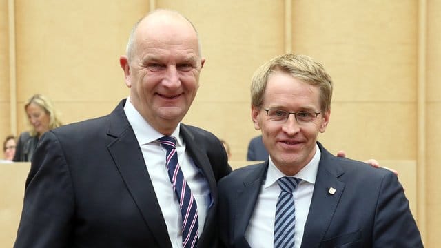 Brandenburgs Ministerpräsident Dietmar Woidke (l) übernimmt das Amt des Bundesratspräsidenten von Schleswig-Holsteins Regierungschef Daniel Günther am 1. Brandenburgs Ministerpräsident Dietmar Woidke (l) übernimmt das Amt des Bundesratspräsidenten von Schleswig-Holsteins Regierungschef Daniel Günther am 1.