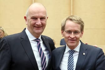 Brandenburgs Ministerpräsident Dietmar Woidke (l) übernimmt das Amt des Bundesratspräsidenten von Schleswig-Holsteins Regierungschef Daniel Günther am 1.