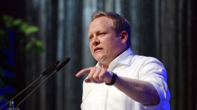 Tilman Kuban, Bundesvorsitzender der Jungen Union, begrüßt die Delegierten zum Auftakt des JU-Deutschlandtags. Tilman Kuban, Bundesvorsitzender der Jungen Union, begrüßt die Delegierten zum Auftakt des JU-Deutschlandtags.