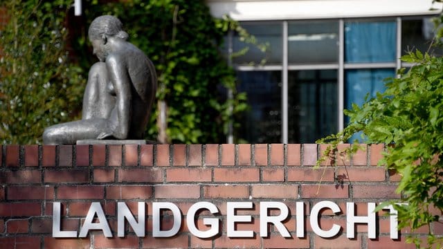 Blick auf das Gebäude des Landgerichtes Itzehoe.