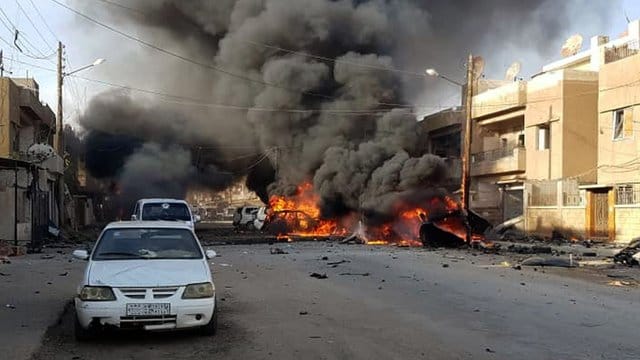 Nach einer Explosion brennen mehrere Autos in einer Straße in Qamischli im syrisch-türkischen Grenzgebiet.