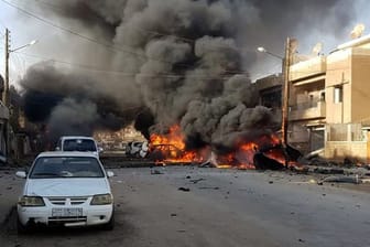 Nach einer Explosion brennen mehrere Autos in einer Straße in Qamischli im syrisch-türkischen Grenzgebiet.