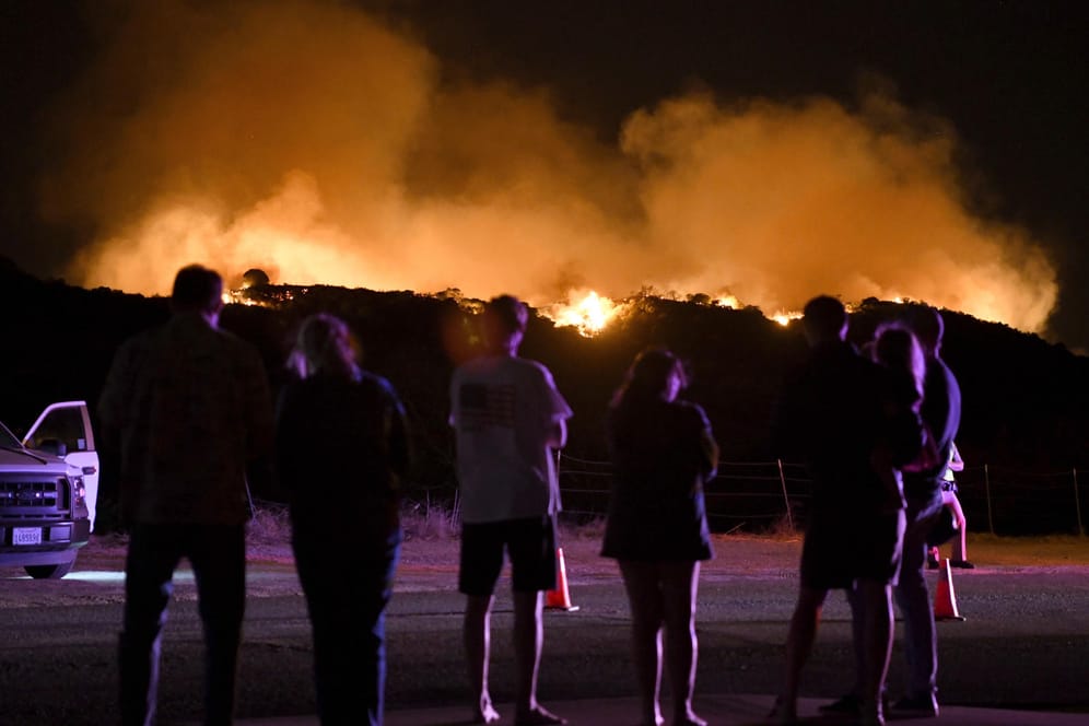 Bewohner beobachten einen Waldbrand in Newbury Park: Nach absichtlichen Stromabschaltungen wegen erhöhter Waldbrandgefahr haben in Nordkalifornien Hunderttausende Menschen im Dunkeln gesessen.