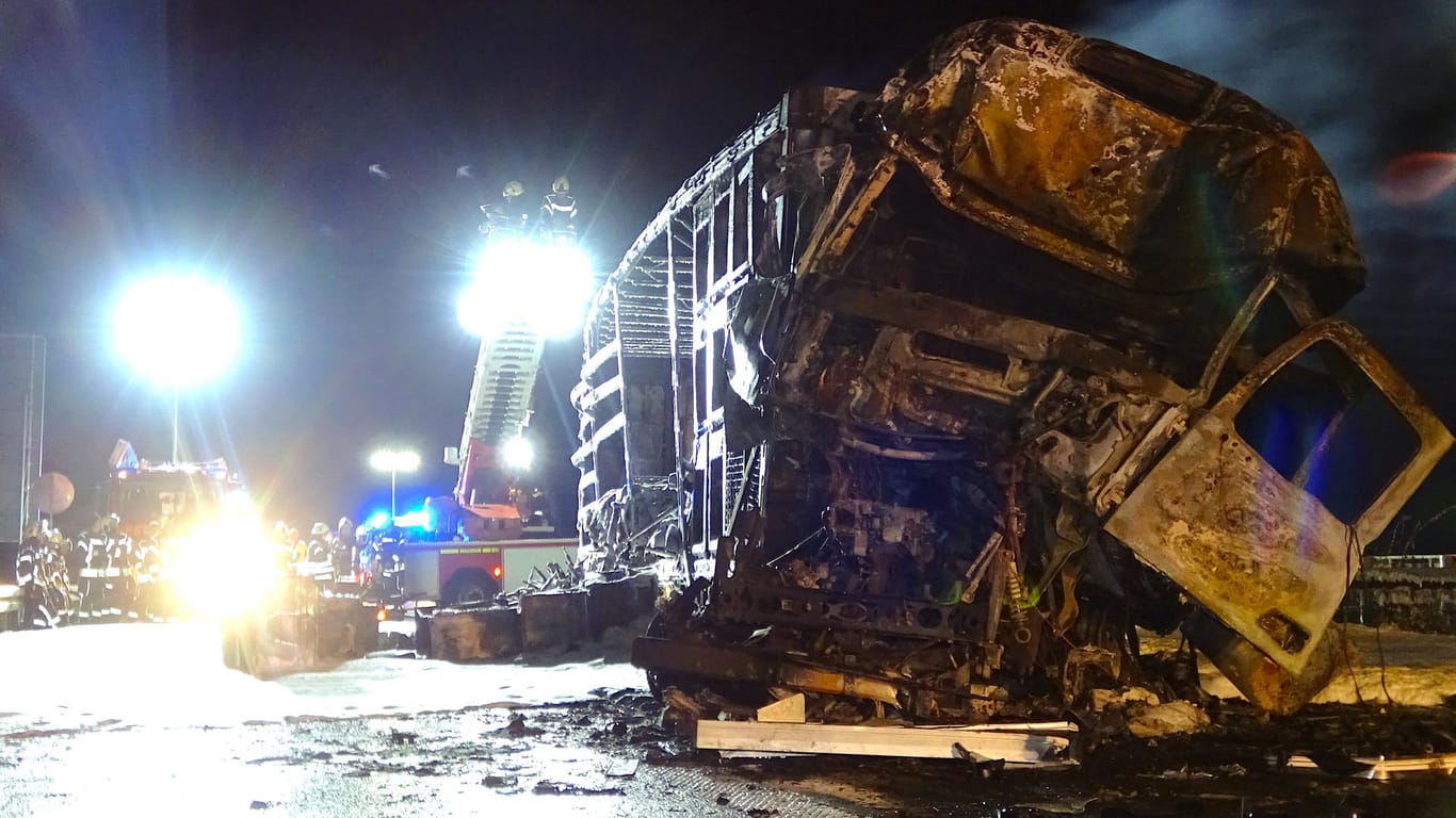 Verunglückter Sattelzug: Die A 14 in Richtung Dresden muss nach einem schweren Unfall vollständig gesperrt werden.