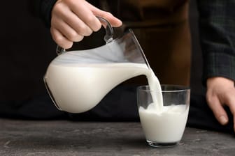 Milch: In frischer, fettarmer Milch wurden Bakterien gefunden. Mehrere Produkte werden daher bundesweit zurückgerufen. (Symbolbild)