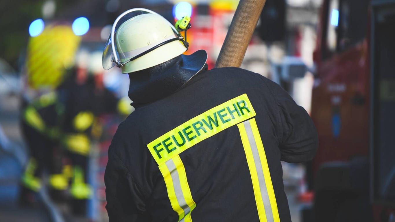 Feuerwehrmann im Einsatz: In Bayern mussten Einsatzkräfte mehrere Menschen retten. (Symbolbild)