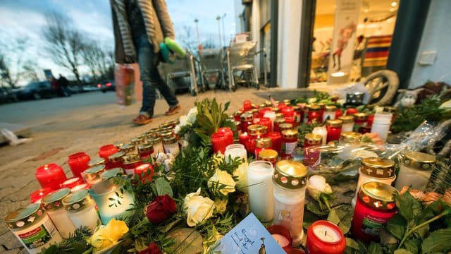 In Kandel erinnern im Dezember 2017 Blumen und Kerzen an die ermordete Mia. In Kandel erinnern im Dezember 2017 Blumen und Kerzen an die ermordete Mia.