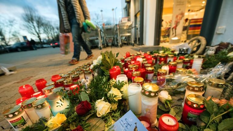 In Kandel erinnern im Dezember 2017 Blumen und Kerzen an die ermordete Mia.