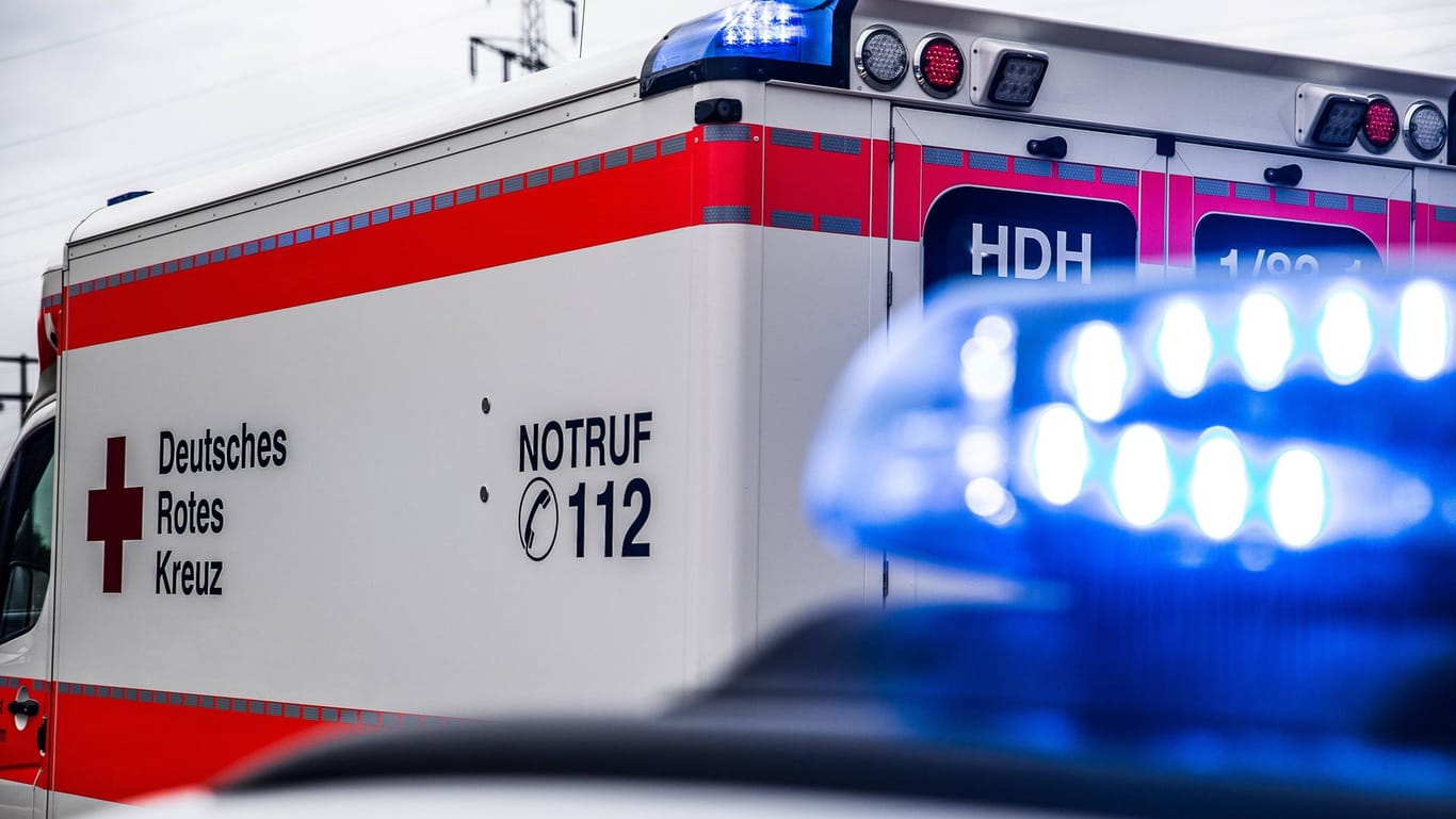 Polizei und Rettungswagen: Eine Fußgängerin wurde in NRW von einem Auto erfasst. (Symbolbild)