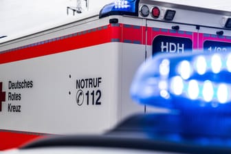 Polizei und Rettungswagen: Eine Fußgängerin wurde in NRW von einem Auto erfasst. (Symbolbild)