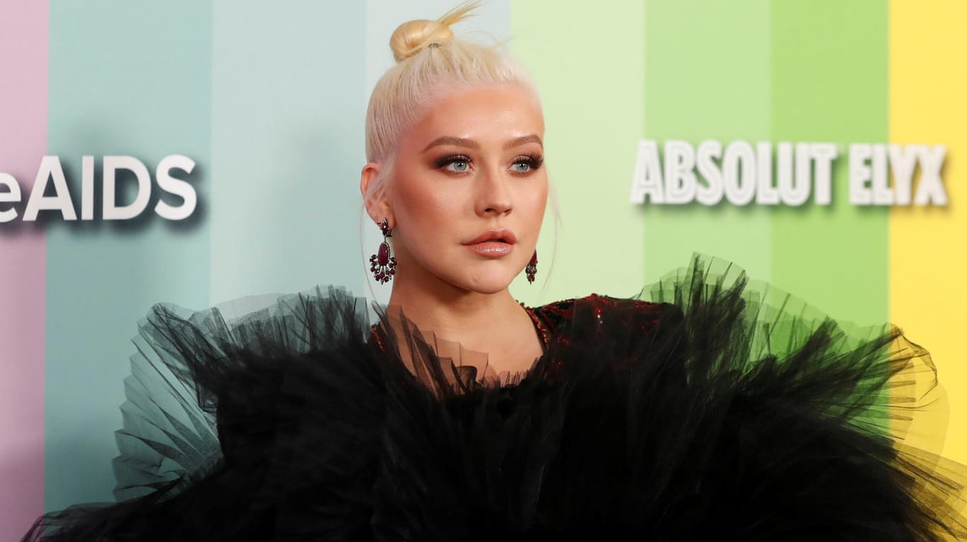 Christina Aguilera: Die Sängerin hat sich für die Gala eine besonders pompöse Robe ausgesucht.